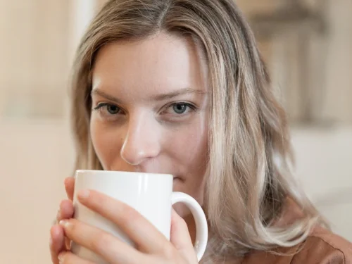 Rüyada Arkadaşının Evinde Yemek Yemek